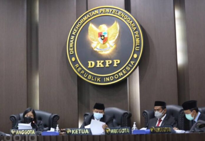 Langgar Kode Etik, DKPP Copot Ketua Bawaslu Surabaya